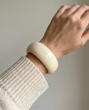 Load image into Gallery viewer, Creamy Waved Bangle