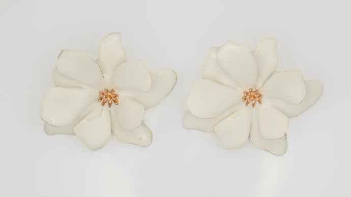WHITE FLOWER STUDS
