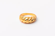 Load image into Gallery viewer, CROISSANT RING